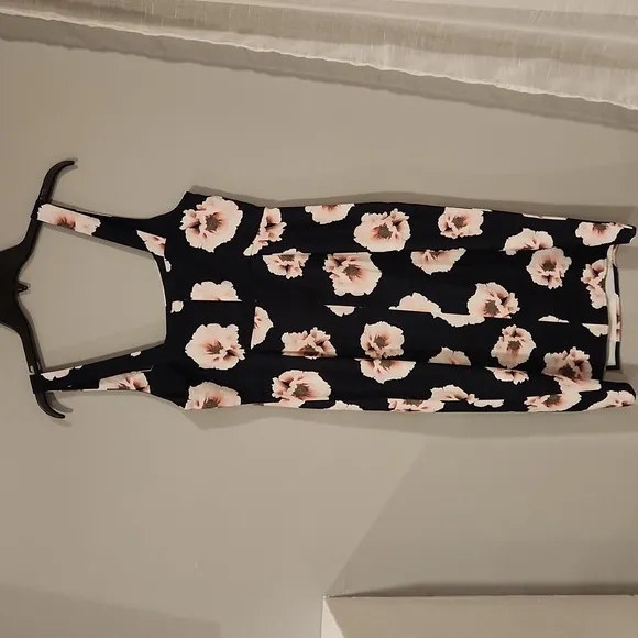 ⭕️ PRICE FIRM Babaton 90s Slit Dress in Pink and Navy Floral Size 4