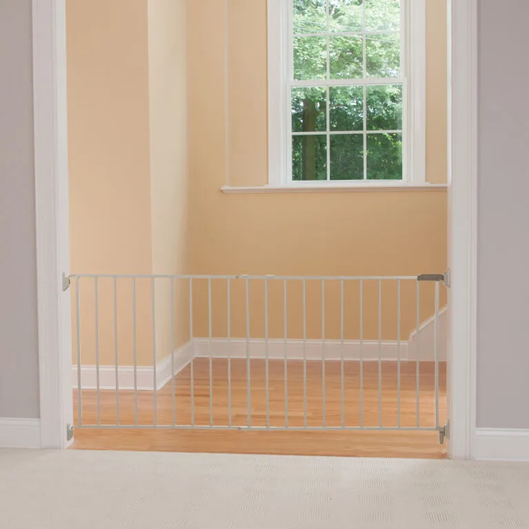 NEW Safety 1st Wide and Sturdy Sliding Metal Gate - White, Retails $80